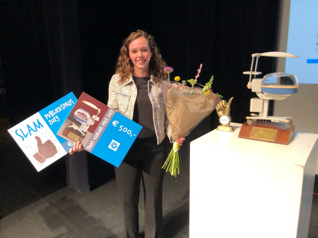 Daphne Hanegraaf, winnaar van de publieksprijs en de wetenschappelijke Truus van Lier-prijs tijdens het symposium ' Zorg rond de pasgeborene'.