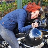 Wonderwoman Naomi schenkt haar motor aan het Catharina Onderzoeksfonds